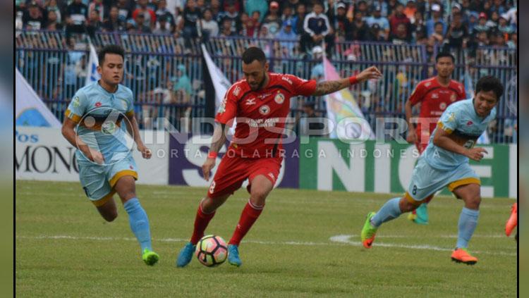 Striker Semen Padang, Marcel Sacramento dinilai masih kurang tajam. Copyright: Taufik Hidayat/INDOSPORT