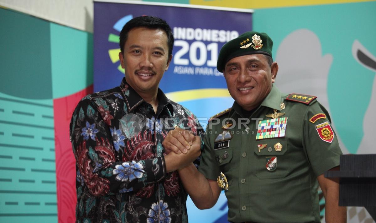 Imam Nahrawi (kiri) berjabat tangan dengan Edy Rahmayadi. Herry Ibrahim/INDOSPORT