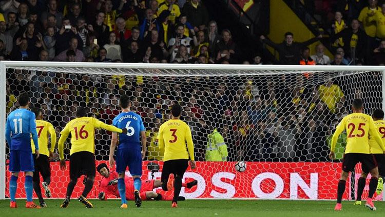 Penalti Troy Deeney di laga Watford vs Arsenal. Copyright: AFP