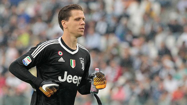 Tangis pilu muncul dari kiper Juventus, Wojciech Szczesny, yang ditarik keluar dalam laga Liga Europa kontra Sporting Lisbon. - INDOSPORT