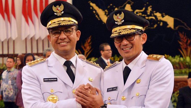Gubernur DKI Jakarta Anies Baswedan (kiri) dan Wakil Gubernur Sandiaga Uno. Copyright: nasional.kompas.com