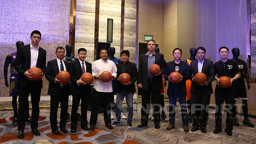 Managing Partner CLS Knights Surabaya Christopher Tanuwidjaja (ketiga dari kiri) bersama perwakilan klub ABL. Copyright: Zainal Hasan/Soicaumienbac.cc