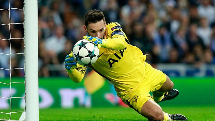 Hugo Lloris memperlihatkan aksi heroik saat menangkap bola tendangan lawan.