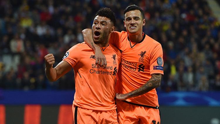 Alex Oxlade-Chamberlain (kiri) berselebrasi usai cetak gol perdananya.
