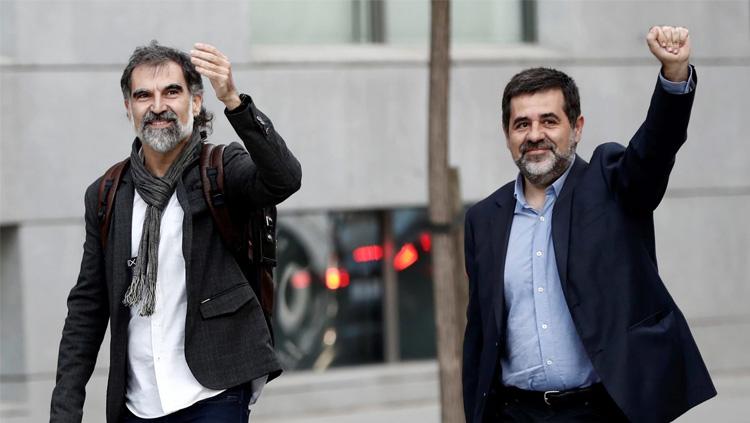 Jordi Cuixart (kiri) dan Jordi Sanchez ditahan di Spanyol. Copyright: INDOSPORT