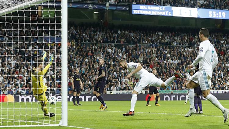Karim Benzema menyundul bola ke gawang yang dijaga Hugo Lloris. Copyright: INDOSPORT
