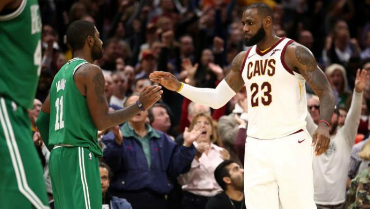 Kyrie Irving (kiri) dan LeBron James. Copyright: INDOSPORT