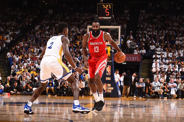 Pemain megabintang Houston Rockets, James Harden (kiri) mendapat penjagaan dari Jordan Bell, pemain Golden State Warriors. Copyright: INDOSPORT