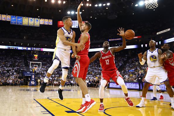 Pemain megabintang Golden State Warriors, Stephen Curry (kiri) saat ingin memberikan umpan kepada rekannya, David West. Copyright: INDOSPORT