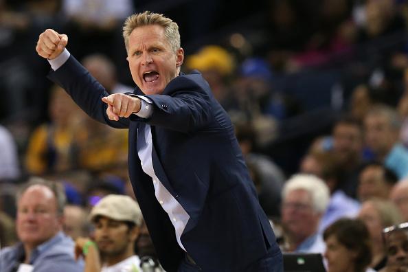 Steve Kerr, pelatih Golden State Warriors saat memberikan instruksi dari pinggir lapangan. Copyright: INDOSPORT