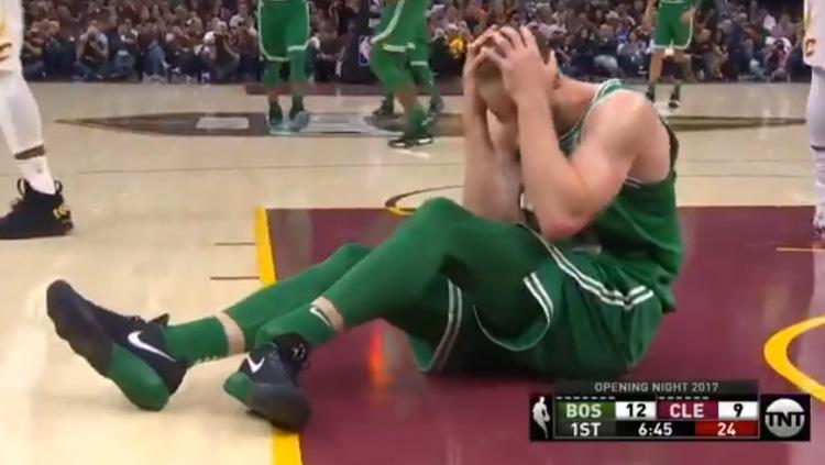 Gordon Hayward, small forward anyar Boston Celtics alami patah kaki pada laga debutnya. Copyright: Twitter Dave Noriega