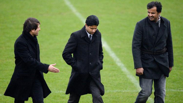 Direktur Olahraga Paris Saint-Germain Brazilian Leonardo (kiri), Presiden Nasser Al-Khelaifi (tengah), dan Emir Qatar Tamim bin Hamad Al-Thani. - INDOSPORT