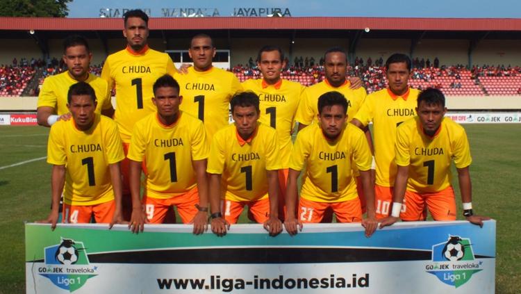 Skuat Persija Jakarta saat melakukan foto dengan memakai kaus no 1 Choirul Huda sebelum kick off. Copyright: Media Persija