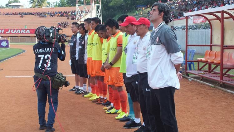 Stefano Cugurra Teco dan jajarannya saat mengheningkan cipta sebelum kick off. Copyright: Media Persija