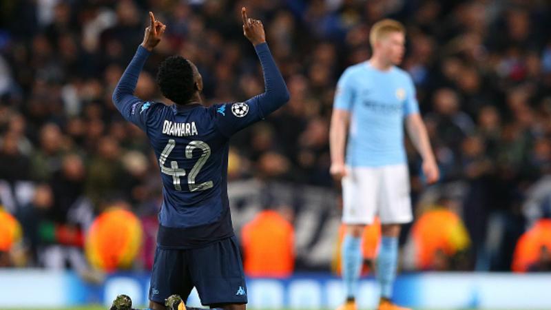 Amadou Diawara berselebrasi pasca mencetak gol ke gawang Manchester City.