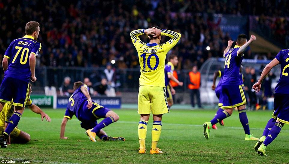 Ekspresi kecewa Eden Hazard pasca gagal mencetak gol lewat titik putih, kontra Maribor 2014 silam. Copyright: Daily Mail