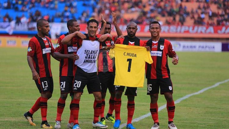 Para pemain Persipura Jayapura melakukan selebrasi dengan menunjukan kaus no 1 milik Choirul Huda. Copyright: persipurapapua1963