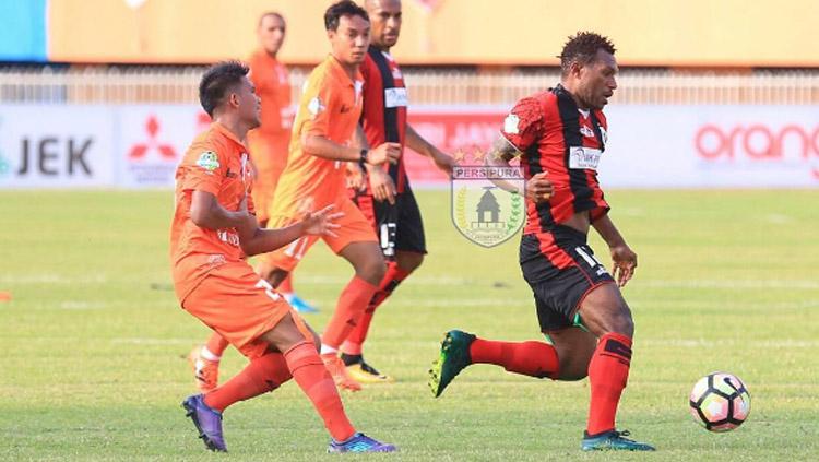 Nelson Alom (depan) tengah mengontrol bola dari pemain Persija Jakarta. Copyright: persipurapapua1963