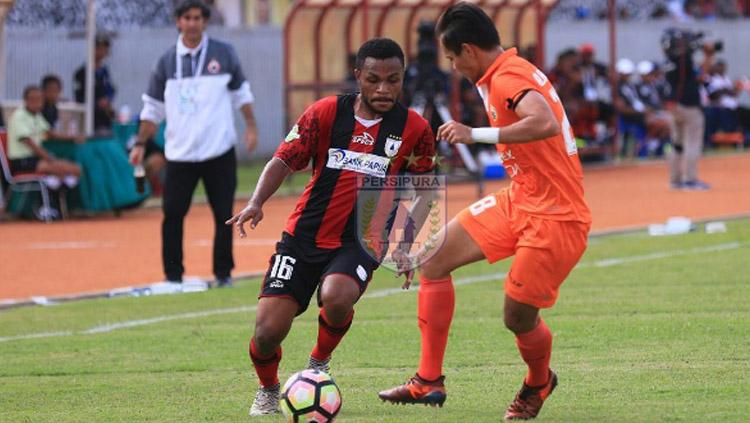 Yan Pieter Nasadit (kiri) berusaha melewati pemain Persija Jakarta. Copyright: persipurapapua1963