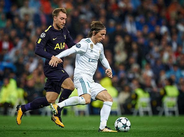 Christian Eriksen saat menjaga Luka Modric. Copyright: INDOSPORT