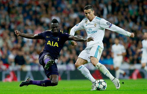 Davinson Sanchez menjaga ketat Cristiano Ronaldo. Copyright: INDOSPORT