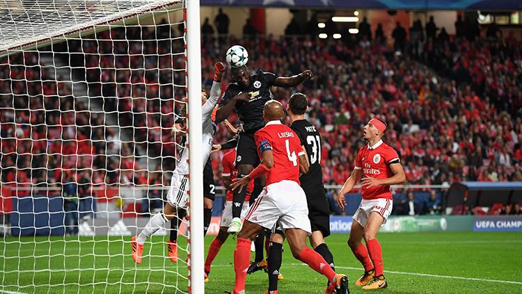 Perebutan bola di depan gawang Benfica. Copyright: INDOSPORT