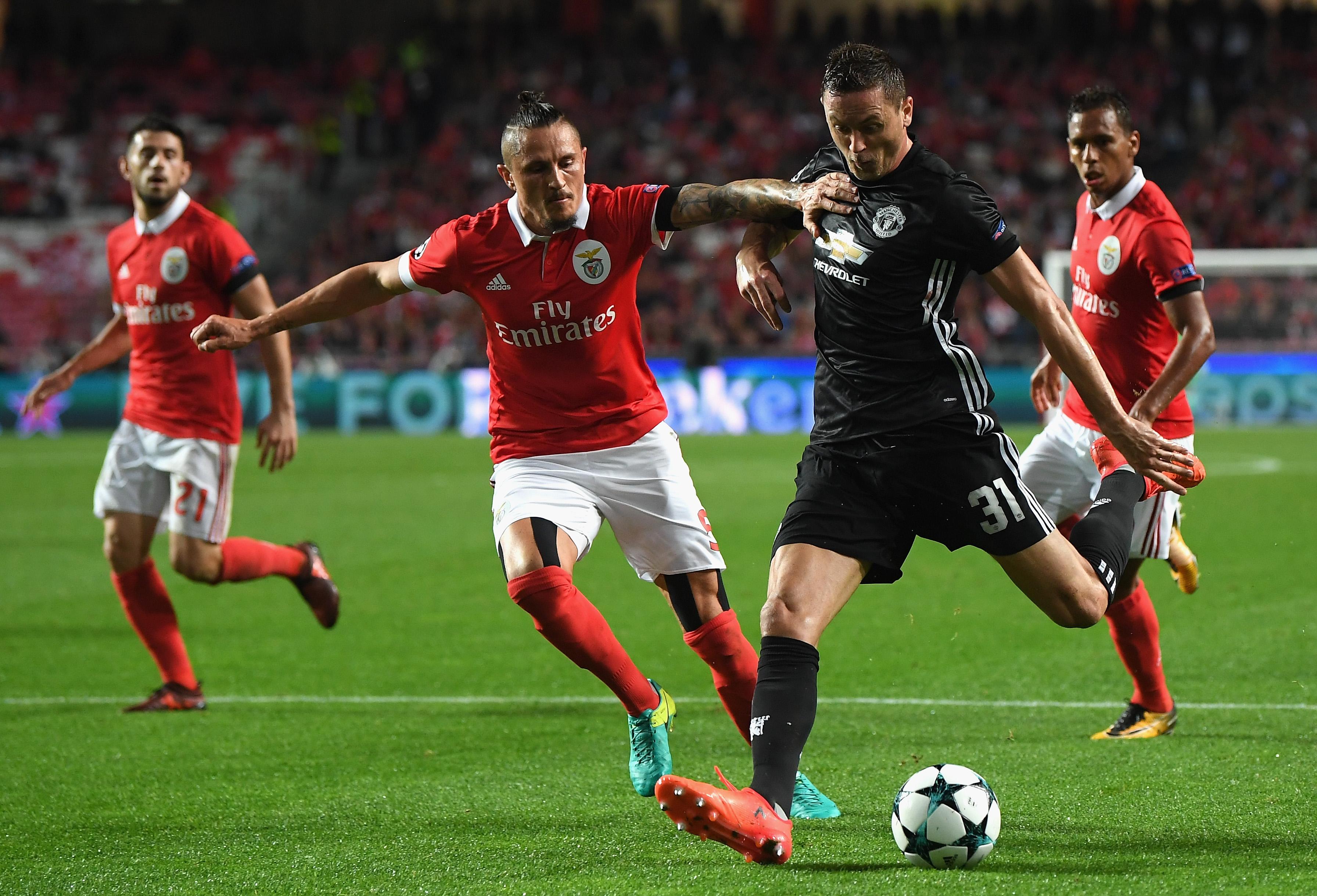 Aksi Nemanja Matic di laga Benfica vs Man United Copyright: Getty Images