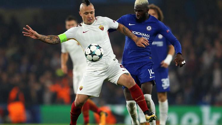 Radja Nainggolan melindungi bola dari rebutan pemain Chelsea. Copyright: standard.co.uk