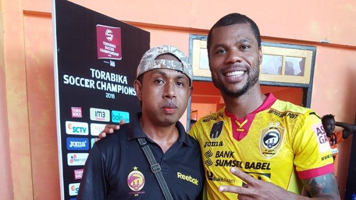 Christian Warobay (kiri) berfoto bersama Hilton Moreira, legenda dan striker Sriwijaya FC. Copyright: Tribun Sumsel