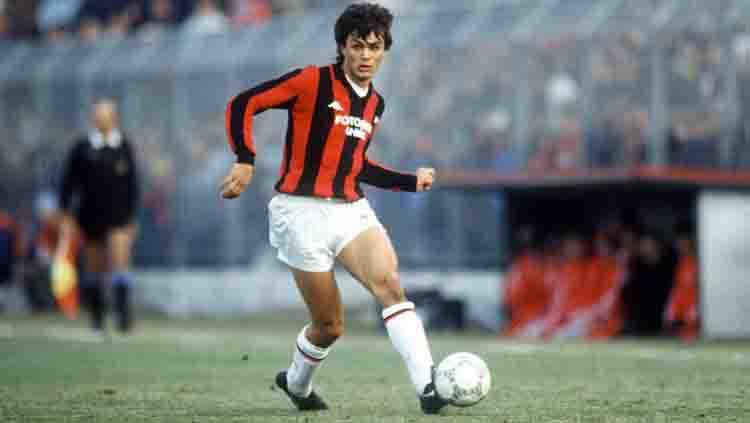 Paolo Maldini saat debut pertama kali bersama AC Milan. Copyright: Scoopnest