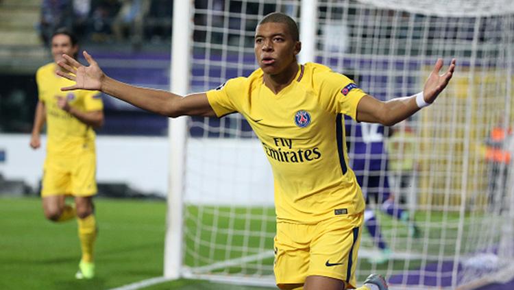 Kylian Mbappe berselebrasi usai cetak gol.