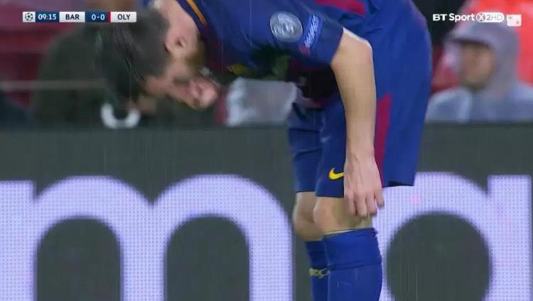 Lionel Messi tampak mengunyah pil saat laga berlangsung. Copyright: thesun.co.uk