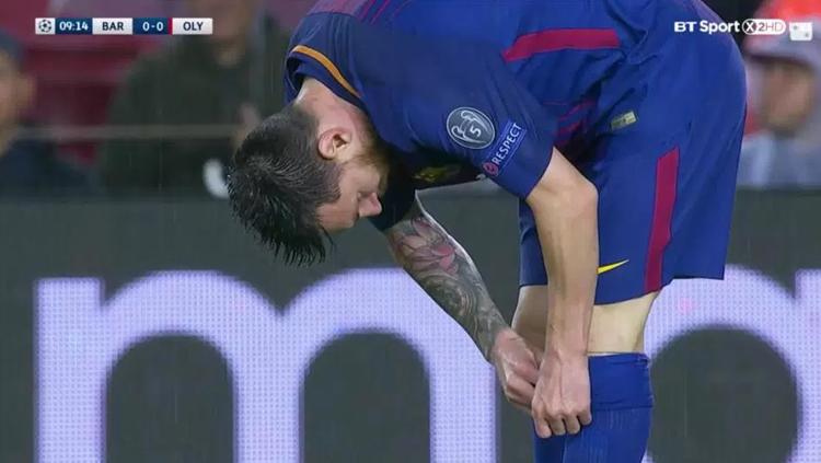 Lionel Messi mngambil pil di kaus kakinya. Copyright: thesun.co.uk
