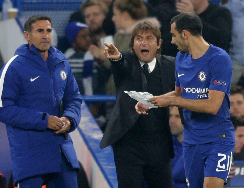 Pelatih Chelsea, Antonio Conte menyerahkan kertas ke David Zappacosta