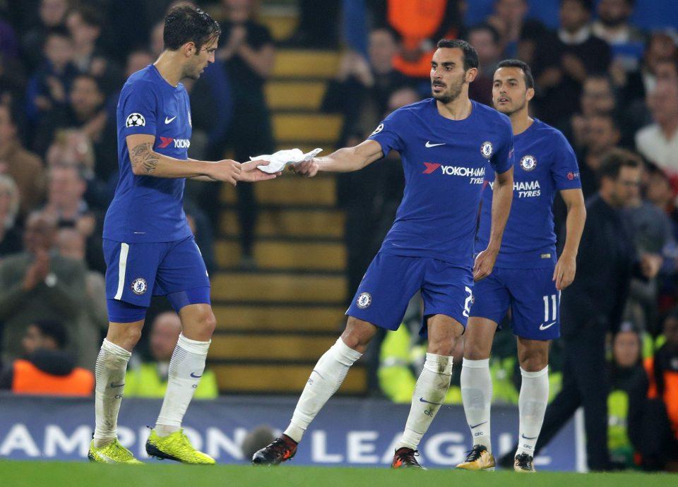 David Zappacosta menyerahkan kertas pada Cesc Fabregas Copyright: the Sun