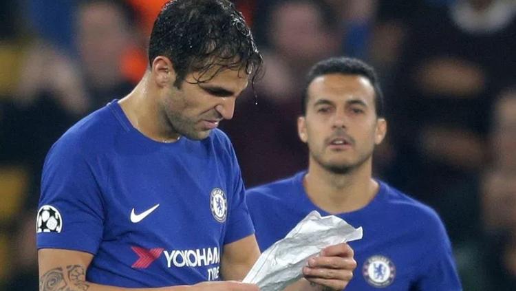 Cesc Fabregas menerima kertas dari Antonio Conte. Copyright: thesun.co.uk