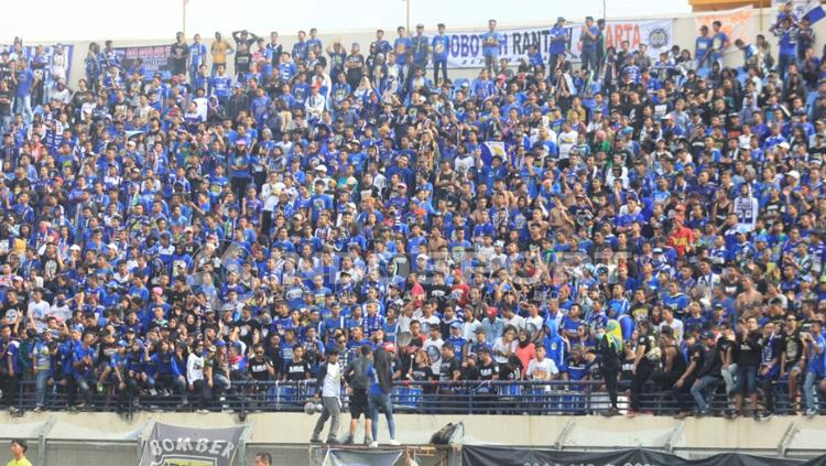 Situasi Bobotoh di Stadion Si Jalak Harupat. Copyright: Arif Rahman/INDOSPORT