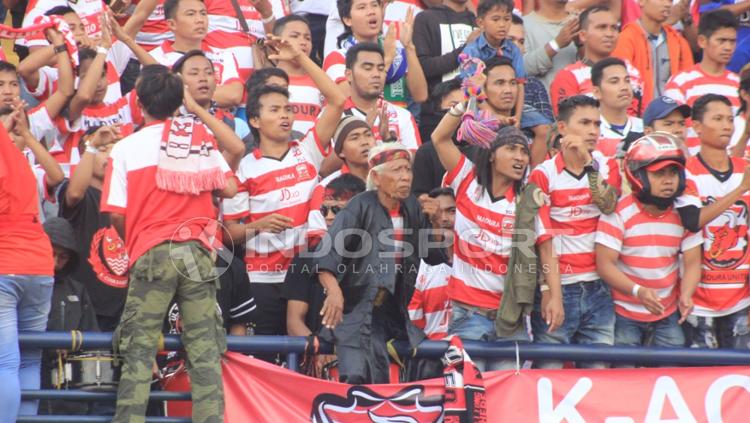 Suporter Madura United di Stadion Si Jalak Harupat. Copyright: Arif Rahman/INDOSPORT