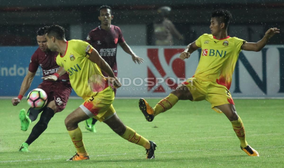 Pemain PSM Makassar melakukan tendangan ke gawang BFC.