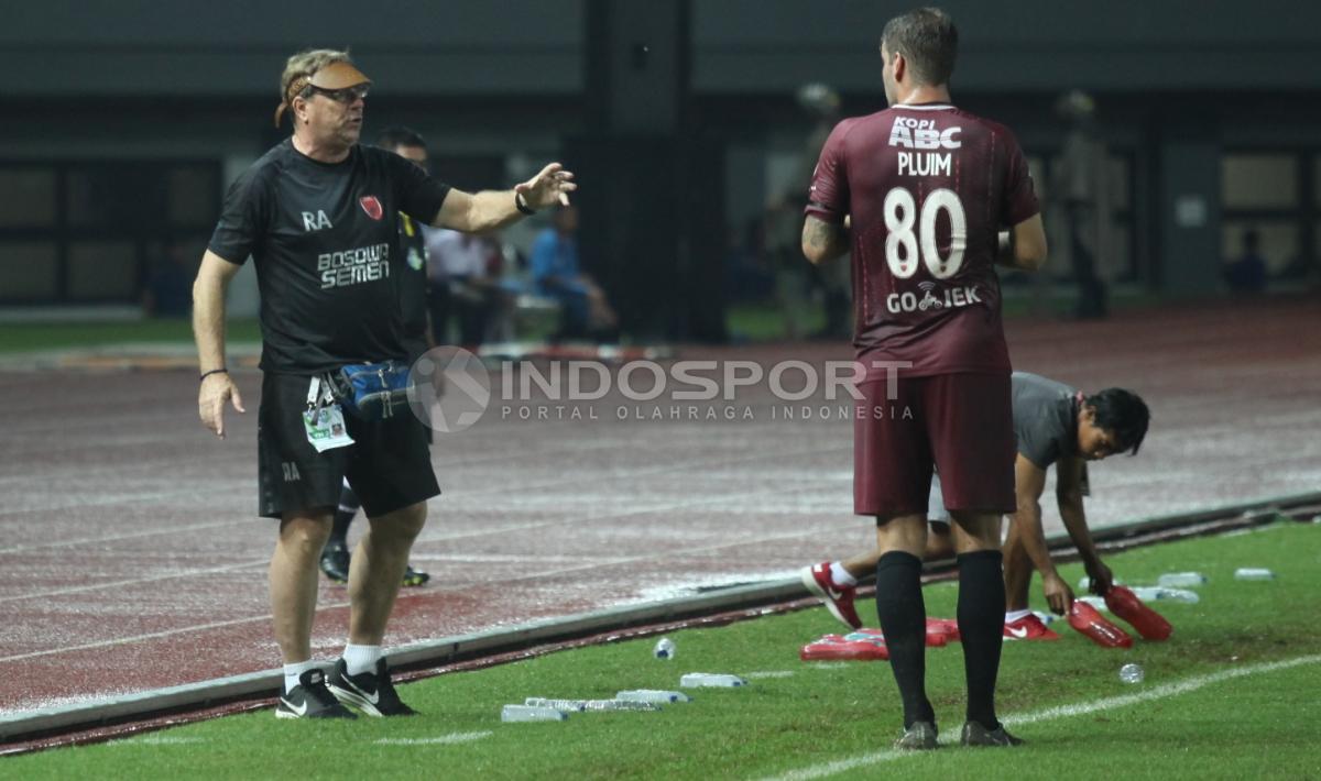 Pelatih PSM Makassar, Robert Rene Alberts (kiri) memberikan arahan kepada pemainnya.