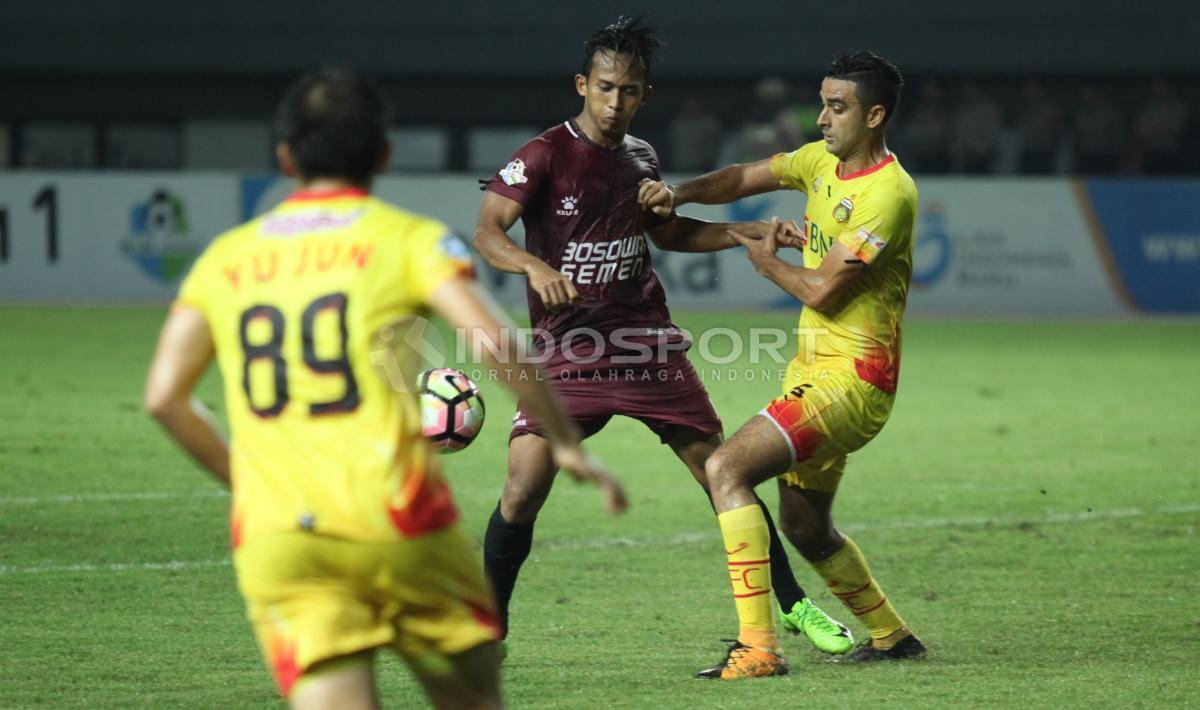 Bek BFC, Otavio Dutra (kanan) menjaga ketat pergerakan pemain PSM Makassar.