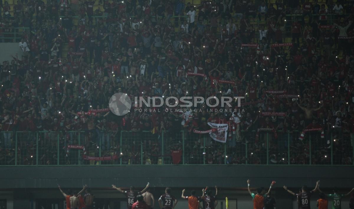 Para pemain PSM Makassar memberi penghormatan kepada para suporter yang datang ke stadion.