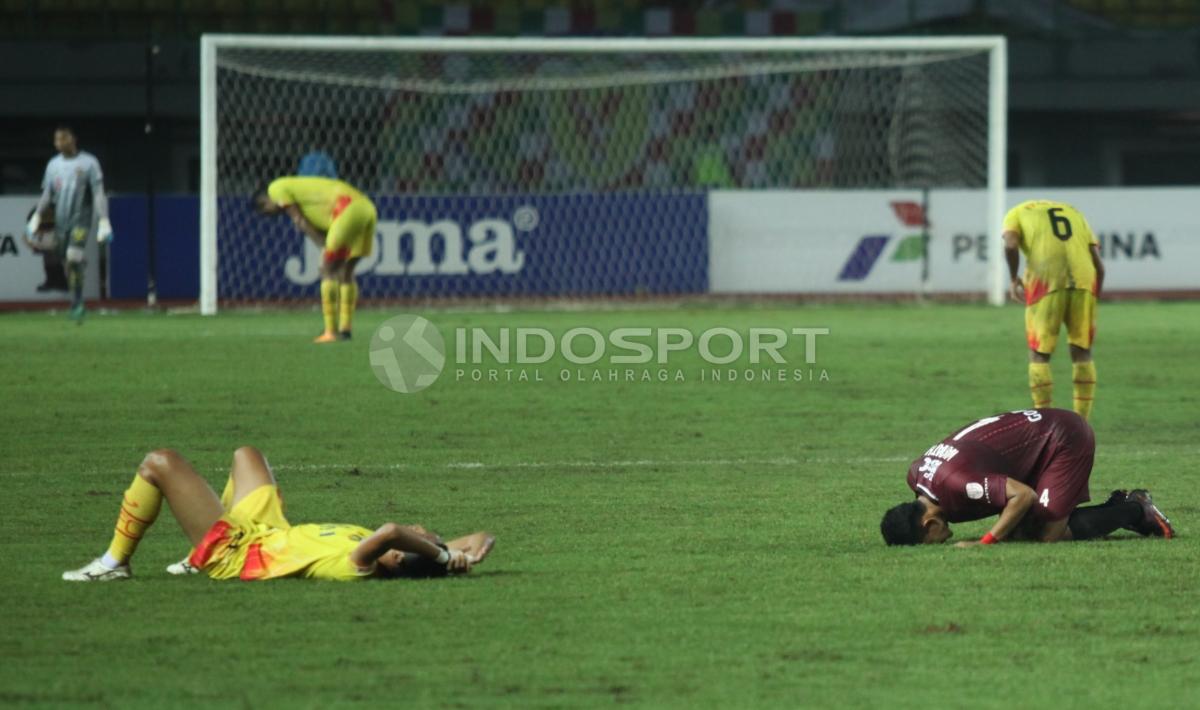 Sujud syukur pemain PSM Makassar dan rasa kekecewaan pemain Bhayangkara FC usai pertandingan.