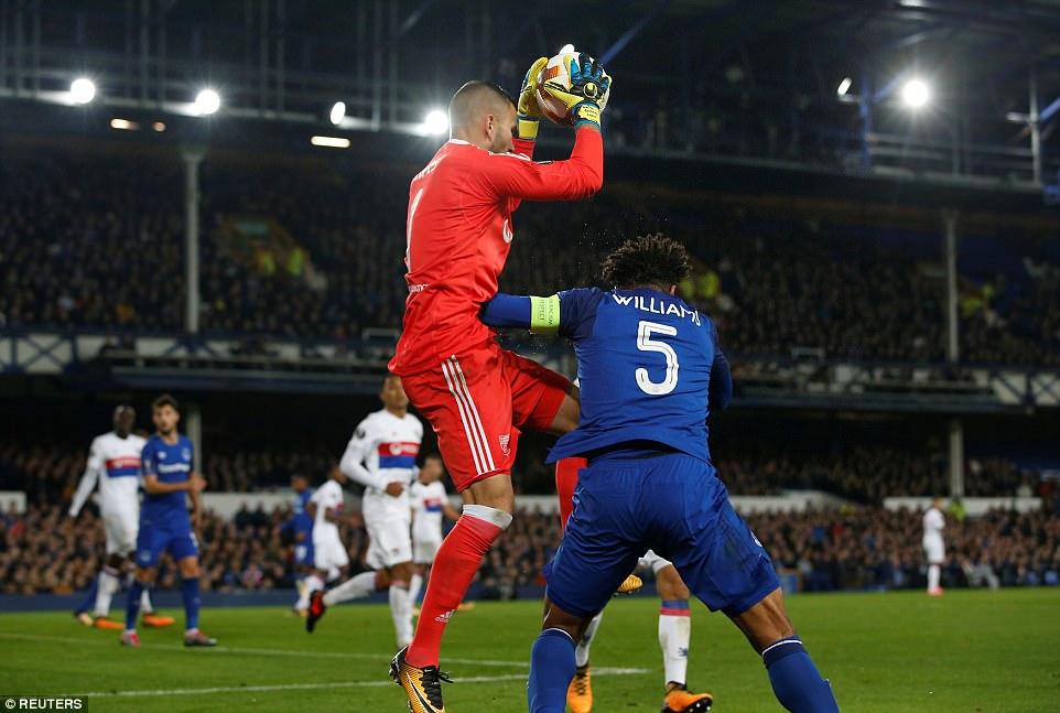 Ashley Williams mendorong penjaga gawang Lyon Copyright: Daily Mail