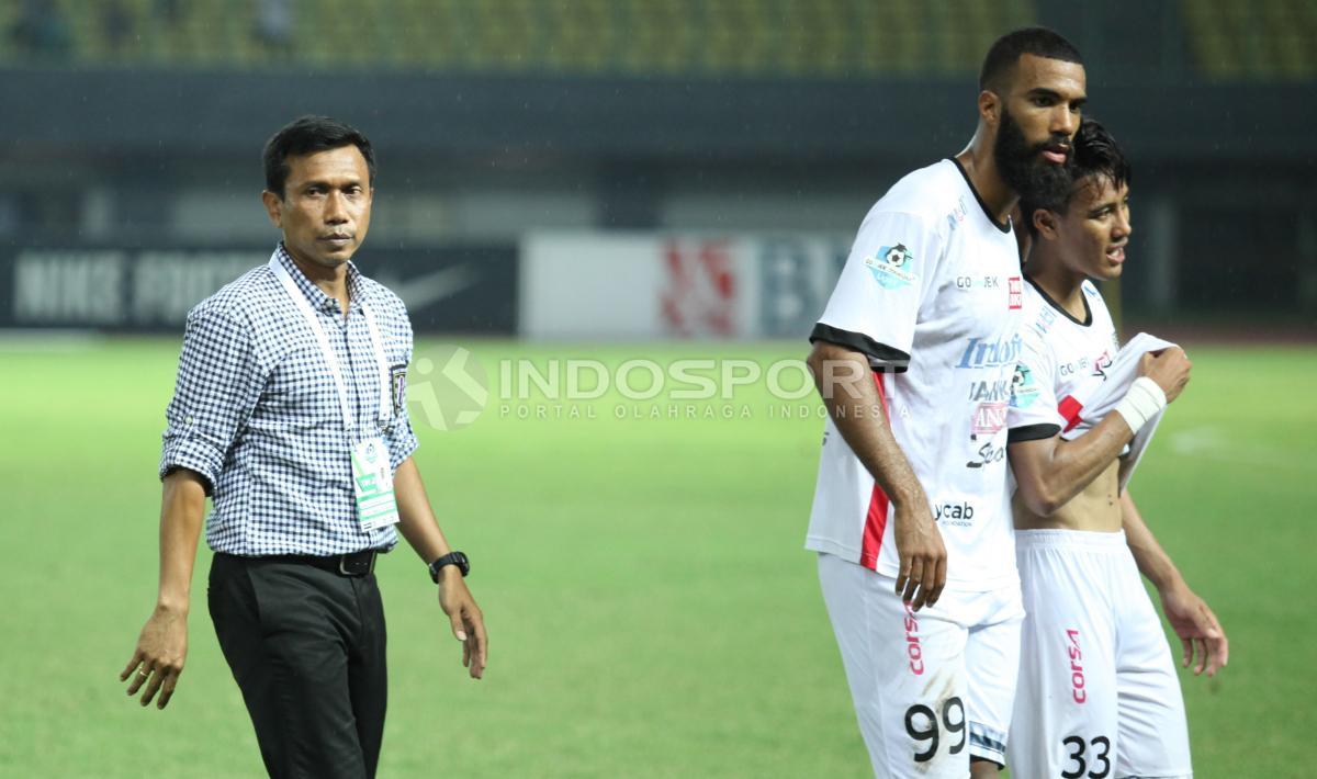 Pelatih Bali United, Widodo C Putro (kiri) memberi semangat kepada dua pemainnya usai laga. Copyright: INDOSPORT/Herry Ibrahim