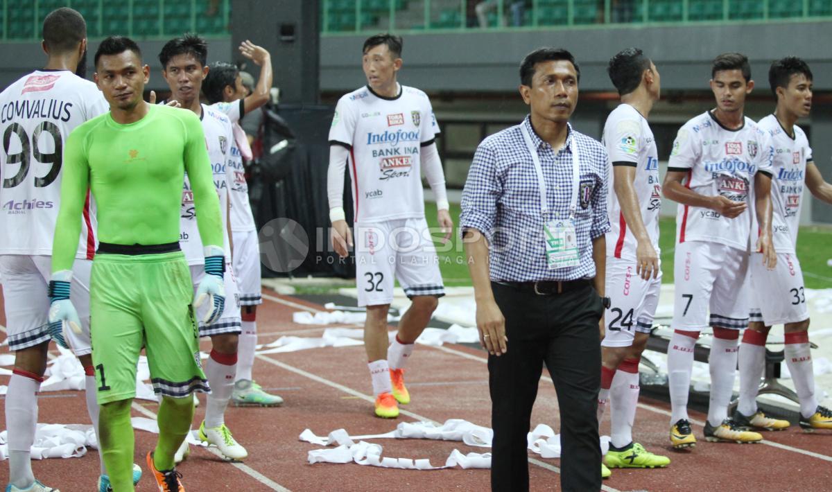 Pelatih Bali United, Widodo C. Putro (tengah) bersama para pemain Bali United memberi penghormatan kepada suporter Bali United yang datang ke stadion.