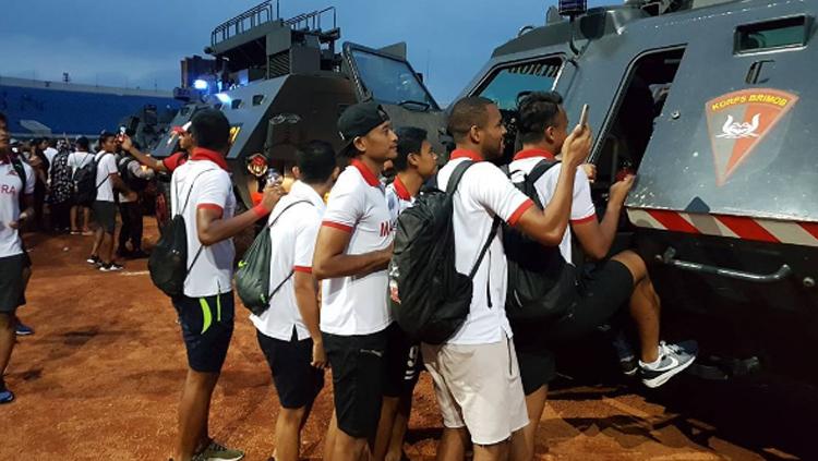 Pemain Madura United saat naik mobil rantis.
