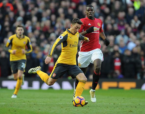 Mesut Ozil saat melawan Manchester United. Copyright: INDOSPORT