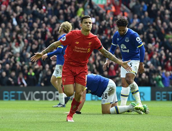 Coutinho berselebrasi saat mencetak gol ke gawang Everton, musim lalu. Copyright: INDOSPORT