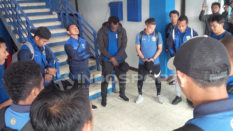 Penggawa Persib Bandung saat mendengarkan instruksi. Copyright: Arif Rahman/INDOSPORT